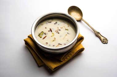 Basundi / Rabri veya Rabdi - yoğunlaştırılmış süt ve kuru meyvelerden yapılmış bir tatlıdır 