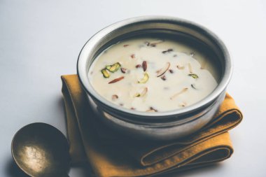 Basundi / Rabri veya Rabdi - yoğunlaştırılmış süt ve kuru meyvelerden yapılmış bir tatlıdır 