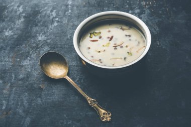 Basundi / Rabri veya Rabdi - yoğunlaştırılmış süt ve kuru meyvelerden yapılmış bir tatlıdır 