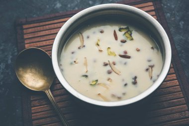 Basundi / Rabri veya Rabdi - yoğunlaştırılmış süt ve kuru meyvelerden yapılmış bir tatlıdır 