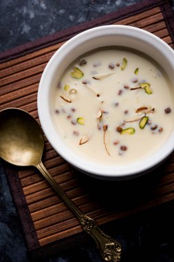 Basundi / Rabri veya Rabdi - yoğunlaştırılmış süt ve kuru meyvelerden yapılmış bir tatlıdır 