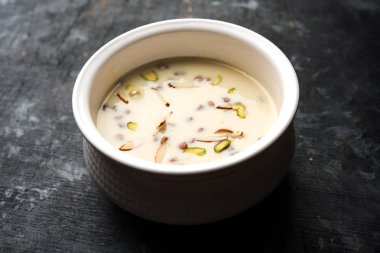 Basundi / Rabri veya Rabdi - yoğunlaştırılmış süt ve kuru meyvelerden yapılmış bir tatlıdır 