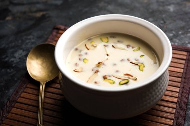 Basundi / Rabri veya Rabdi - yoğunlaştırılmış süt ve kuru meyvelerden yapılmış bir tatlıdır 
