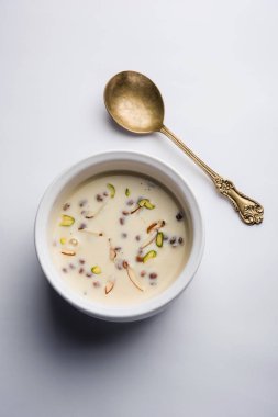 Basundi / Rabri veya Rabdi - yoğunlaştırılmış süt ve kuru meyvelerden yapılmış bir tatlıdır 