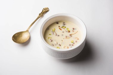 Basundi / Rabri veya Rabdi - yoğunlaştırılmış süt ve kuru meyvelerden yapılmış bir tatlıdır 