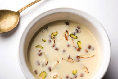 Basundi / Rabri veya Rabdi - yoğunlaştırılmış süt ve kuru meyvelerden yapılmış bir tatlıdır 