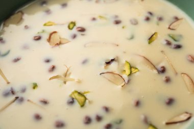 Basundi / Rabri veya Rabdi - yoğunlaştırılmış süt ve kuru meyvelerden yapılmış bir tatlıdır 