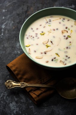 Basundi / Rabri veya Rabdi - yoğunlaştırılmış süt ve kuru meyvelerden yapılmış bir tatlıdır 