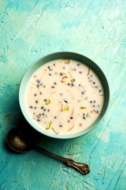 Basundi / Rabri veya Rabdi - yoğunlaştırılmış süt ve kuru meyvelerden yapılmış bir tatlıdır 