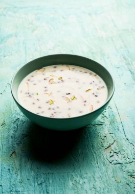 Basundi / Rabri veya Rabdi - yoğunlaştırılmış süt ve kuru meyvelerden yapılmış bir tatlıdır 