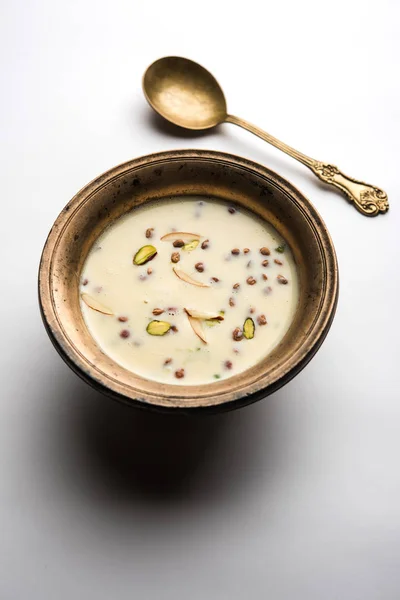 Basundi Rabri Veya Rabdi Yoğunlaştırılmış Süt Kuru Meyvelerden Yapılmış Bir — Stok fotoğraf