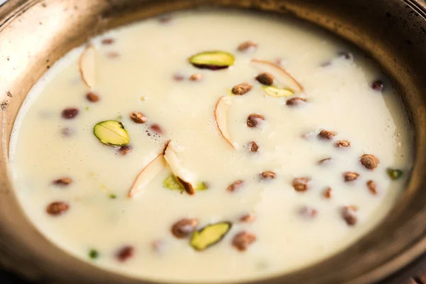 Basundi Rabri Veya Rabdi Yoğunlaştırılmış Süt Kuru Meyvelerden Yapılmış Bir — Stok fotoğraf