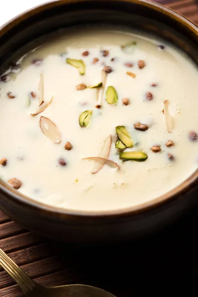 Basundi Rabri Veya Rabdi Yoğunlaştırılmış Süt Kuru Meyvelerden Yapılmış Bir — Stok fotoğraf