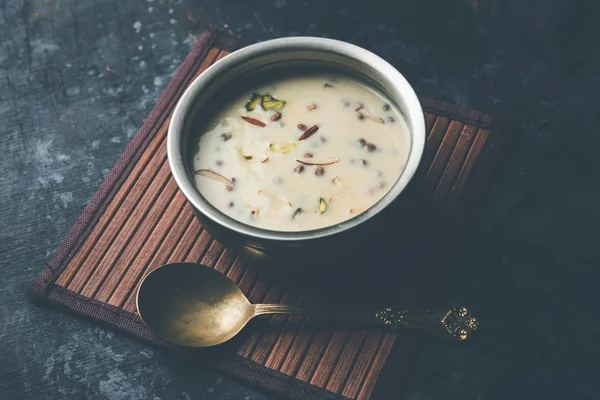 Basundi / Rabri veya Rabdi - yoğunlaştırılmış süt ve kuru meyvelerden yapılmış bir tatlıdır 