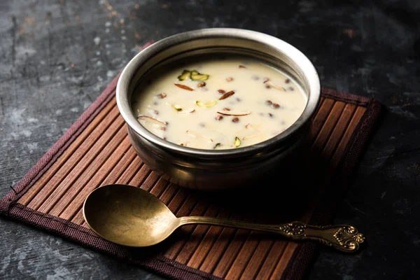 Basundi Rabri Veya Rabdi Yoğunlaştırılmış Süt Kuru Meyvelerden Yapılmış Bir — Stok fotoğraf