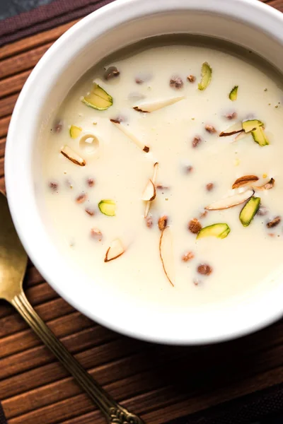 Basundi Rabri Veya Rabdi Yoğunlaştırılmış Süt Kuru Meyvelerden Yapılmış Bir — Stok fotoğraf