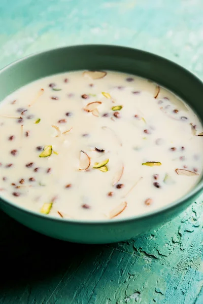 Basundi Rabri Veya Rabdi Yoğunlaştırılmış Süt Kuru Meyvelerden Yapılmış Bir — Stok fotoğraf