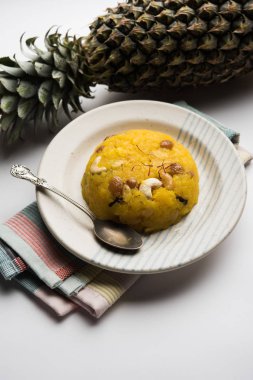 Ananas sheera veya Halwa da Ananas keshri shira olarak bilinir. Popüler Güney Hint Tatlısı tarifi. seçici odaklama