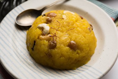 Ananas sheera veya Halwa da Ananas keshri shira olarak bilinir. Popüler Güney Hint Tatlısı tarifi. seçici odaklama