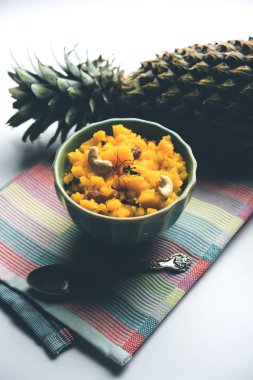 Ananas sheera veya Halwa da Ananas keshri shira olarak bilinir. Popüler Güney Hint Tatlısı tarifi. seçici odaklama