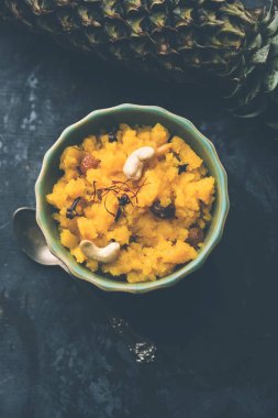 Ananas sheera veya Halwa da Ananas keshri shira olarak bilinir. Popüler Güney Hint Tatlısı tarifi. seçici odaklama