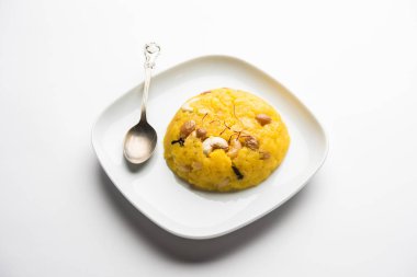 Ananas sheera veya Halwa da Ananas keshri shira olarak bilinir. Popüler Güney Hint Tatlısı tarifi. seçici odaklama