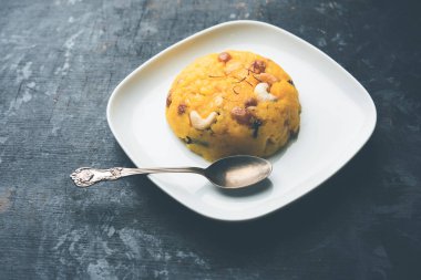 Ananas sheera veya Halwa da Ananas keshri shira olarak bilinir. Popüler Güney Hint Tatlısı tarifi. seçici odaklama