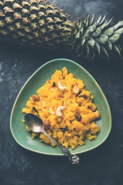 Ananas sheera veya Halwa da Ananas keshri shira olarak bilinir. Popüler Güney Hint Tatlısı tarifi. seçici odaklama