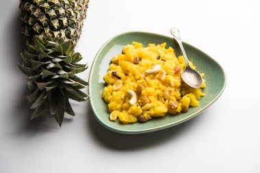 Ananas sheera veya Halwa da Ananas keshri shira olarak bilinir. Popüler Güney Hint Tatlısı tarifi. seçici odaklama