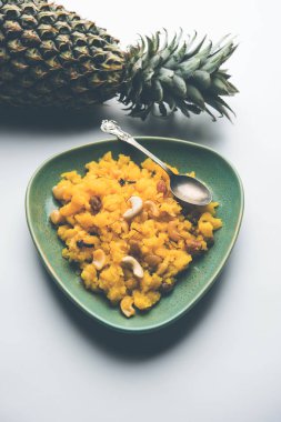 Ananas sheera veya Halwa da Ananas keshri shira olarak bilinir. Popüler Güney Hint Tatlısı tarifi. seçici odaklama