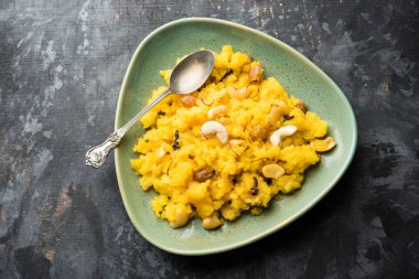 Ananas sheera veya Halwa da Ananas keshri shira olarak bilinir. Popüler Güney Hint Tatlısı tarifi. seçici odaklama