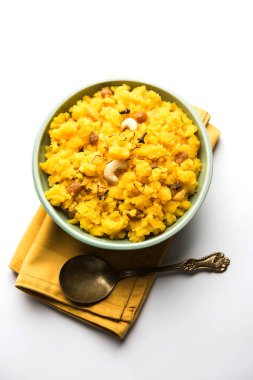 Ananas sheera veya Halwa da Ananas keshri shira olarak bilinir. Popüler Güney Hint Tatlısı tarifi. seçici odaklama