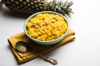 Ananas sheera veya Halwa da Ananas keshri shira olarak bilinir. Popüler Güney Hint Tatlısı tarifi. seçici odaklama