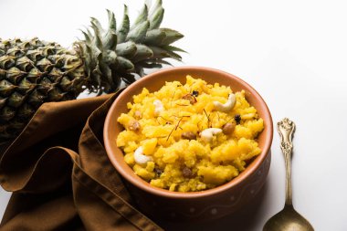 Ananas sheera veya Halwa da Ananas keshri shira olarak bilinir. Popüler Güney Hint Tatlısı tarifi. seçici odaklama