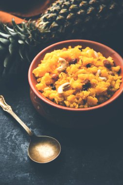 Ananas sheera veya Halwa da Ananas keshri shira olarak bilinir. Popüler Güney Hint Tatlısı tarifi. seçici odaklama