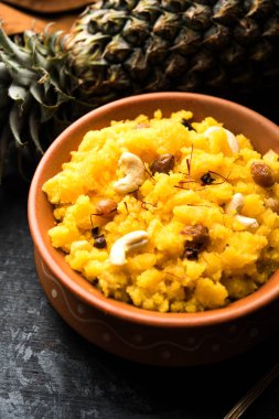 Ananas sheera veya Halwa da Ananas keshri shira olarak bilinir. Popüler Güney Hint Tatlısı tarifi. seçici odaklama