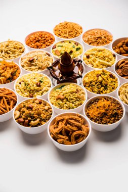 Diya ile Diwali için kasefarsan / aperatifler Rangoli