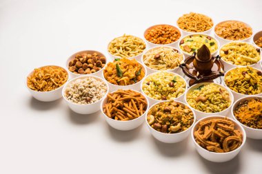 Diya ile Diwali için kasefarsan / aperatifler Rangoli
