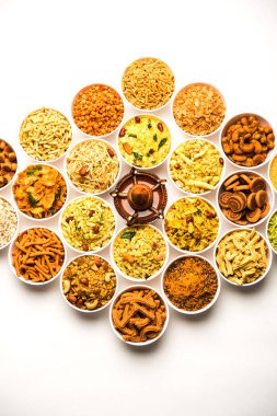 Diya ile Diwali için kasefarsan / aperatifler Rangoli