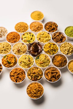 Diya ile Diwali için kasefarsan / aperatifler Rangoli