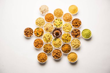 Diya ile Diwali için kasefarsan / aperatifler Rangoli