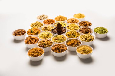 Diya ile Diwali için kasefarsan / aperatifler Rangoli