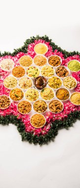 Diya ile Diwali için kasefarsan / aperatifler Rangoli