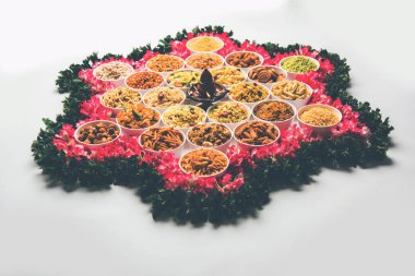 Diya ile Diwali için kasefarsan / aperatifler Rangoli