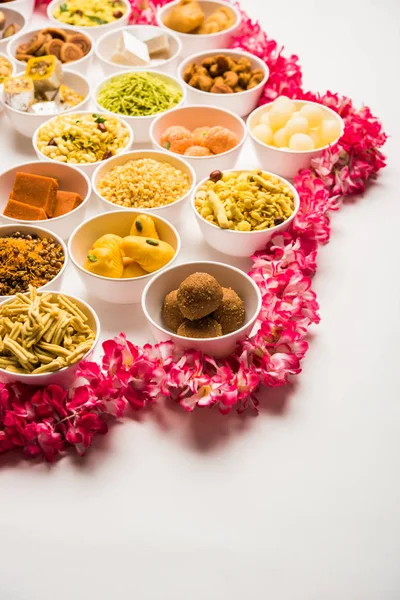 Rangoli Dolci Farsan Snack Ciotole Diwali Con Fai Sfondo Bianco — Foto Stock