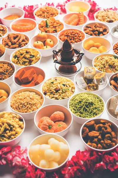 Rangoli Dulces Farsan Snacks Cuencos Para Diwali Con Diya Sobre — Foto de Stock