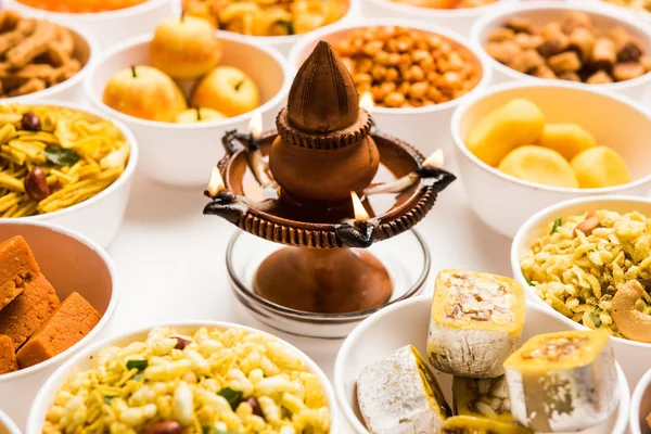 Rangoli Dolci Farsan Snack Ciotole Diwali Con Fai Sfondo Bianco — Foto Stock