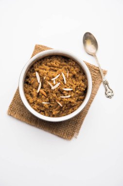 Buğday unu Halwa veya Shira / Atte ka Helva, Hindistan popüler sağlıklı tatlı veya kahvaltı menüsü. bir kase veya tabakta servis edilir. seçici odaklama