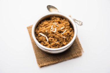 Buğday unu Halwa veya Shira / Atte ka Helva, Hindistan popüler sağlıklı tatlı veya kahvaltı menüsü. bir kase veya tabakta servis edilir. seçici odaklama