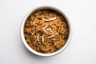 Buğday unu Halwa veya Shira / Atte ka Helva, Hindistan popüler sağlıklı tatlı veya kahvaltı menüsü. bir kase veya tabakta servis edilir. seçici odaklama